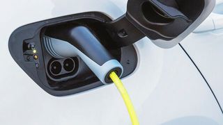Wenn mehr E-Autos verkauft werden sollen, braucht es mehr Ladesäulen. (Foto: VW)