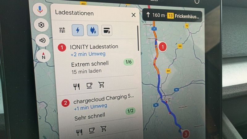 Ist eine Schnellladesäule in die Route integriert, konditioniert die Bordelektronik den Akku entsprechend vor. (Bild: Thomas Günnel/Automobil Industrie)
