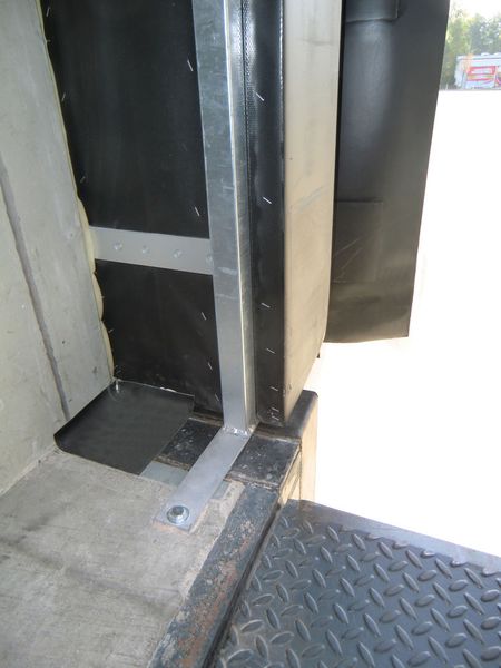 Eine PVC-Lasche am Kissen dichtet die Restöffnung zwischen Pufferunterfütterung und Gebäudewand ab. (Bild: Koch)