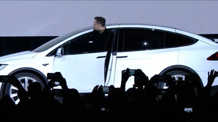 Wenn das System feststellt, dass ich mich der Fronttüre nähere, öffnet diese sich, ohne dass ich irgendetwas tun muss.  (Tesla)