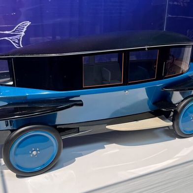 Zu revolutionäres Design für die Roaring Twenties: Der wie ein Wassertropfen geformte Rumpler scheiterte am Markt und verbrannte vor 100 Jahren im ersten Science-Fiction-Film. Dieser Karosserie, deren Form auch im Windkanal der Aerodynamischen Versuchsanstalt untersucht worden war, verdankt der Wagen den auch heute noch guten Luftwiderstandsbeiwert von 0,28. Der Fahrer saß vorn in der Mitte, dahinter war Platz für vier Passagiere. (Bild: autodrom)