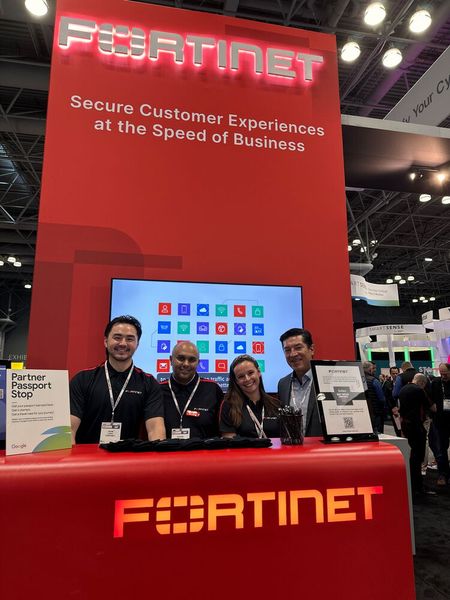 Das Fortinet Team hat bei den Temperaturen mitgedacht und verteilte Handschuhe. (Bild: Vogel IT-Medien GmbH)