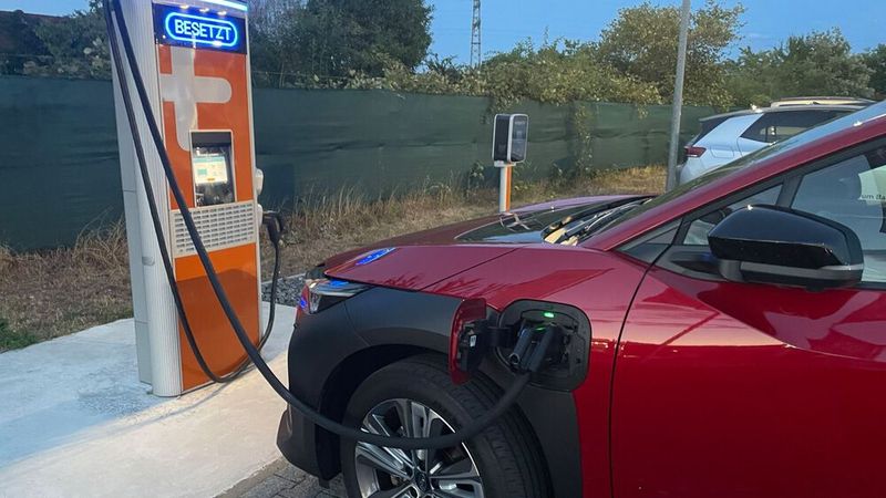 Beim Laden hat der Solterra im Testbetrieb etwas gezickt – bzw. der Ladevorgang ging nicht immer intuitiv von der Hand. (Bild: Grimm – VCG)