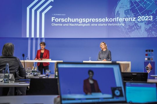 Dr. Melanie Maas-Brunner, Vorstandsmitglied und Chief Technology Officer bei BASF (l.), und Dr. Nina Schwab-Hautzinger, Corporate Communications & Government Relations, eröffnen die BASF-Forschungspressekonferenz 2023.(Bild:  BASF SE / Marcus Schwetasch)