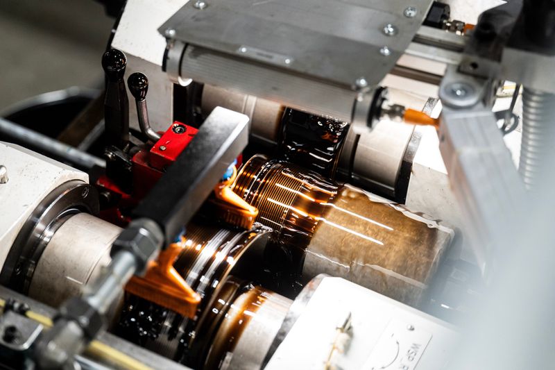 Nahaufnahme des Rollverfahrens von Ölfiltergehäusen. (Bild: Joshua Rzepka / Kammerer Gewindetechnik)