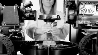 Einbau eines Lautsprechers zur Untersuchung im Röntgenmikroskop der Firma Carl Zeiss, das Ende 2016 auch im Institut für Werkstoffkunde (IW) der Leibniz Universität Hannover stehen wird. (Carl Zeiss)