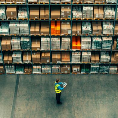 Künstliche Intelligenz (KI) stabilisiert die Beschaffung und minimiert die Risiken in der Produktion. (Bild: © mongkonchai - stock.adobe.com)