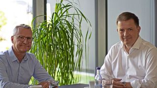 Alexander Blum und Wolfgang Reiser im Gespräch. (Bild: Blum-Novotest)