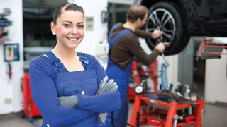 Frauen in den Autohäusern und Servicebetrieben sind zwar keine Seltenheit, aber eine Minderheit – und daran scheint sich vorerst auch nichts zu ändern. (Bild: © ikonoklast_hh - stock.adobe.com)