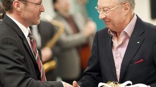 Bito-Geschäftsführer Detlef Ganz (links) gratuliert Fritz Bittmann, dem Grand Seigneur der Bito Lagertechnik Bittmann GmbH in Meisenheim, zu dessen 50-jährigem Geschäftsführer-Jubiläum. Bild: Bito (Archiv: Vogel Business Media)