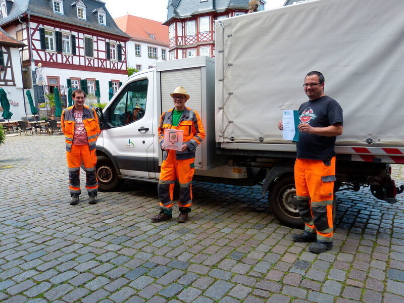 Mitarbeiter Bauhof Heppenheim mit Plakette Saubermacherstadt (Stadt Heppenheim)