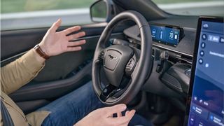 Blau fahren ja! Blau sein, bitte dennoch nicht! Ford-Enthusiasten dürfen sich freuen, denn der Autokonzern will sein System Bluecruise 1, durch das man freihändig fahren darf, wenn man die Augen offen lässt, bald auch in weiteren Modellen anbieten. Hier mehr dazu. (Bild: Ford)