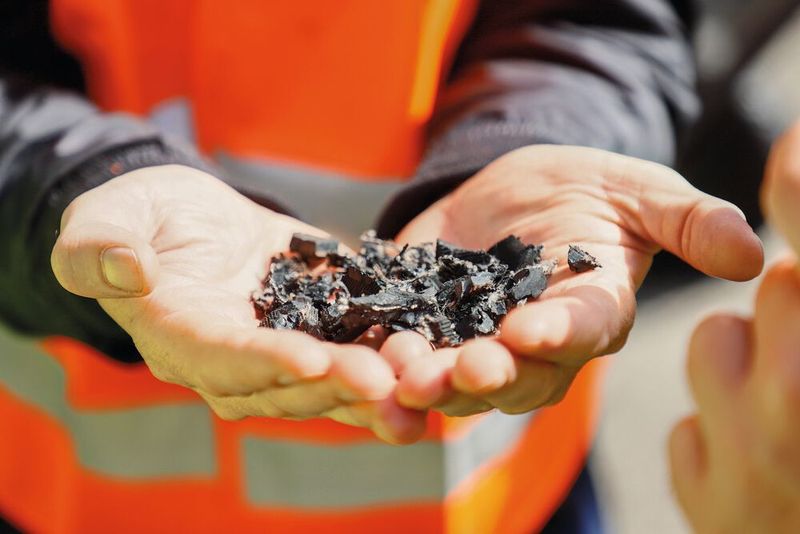 Zerkleinerte Altreifen, die von New Energy zu Pyrolyseöl weiterverarbeitet werden. New Energy wird BASF mit bis zu 4000 Tonnen Pyrolyseöl pro Jahr aus Altreifen beliefert. (Tuzson Turjanyi / BASF)