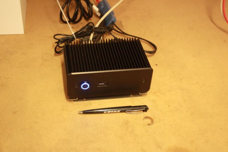 Ein Passiv-PC auf NUC-basis im Größenvergleich mit einem Kugelschreiber. (IT-BUSINESS/Sarah Maier)