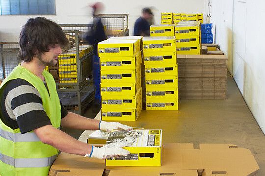 ... die dort für den Weiterversand einzeln in Kartons verpackt werden. (Foto: Schaeffler)