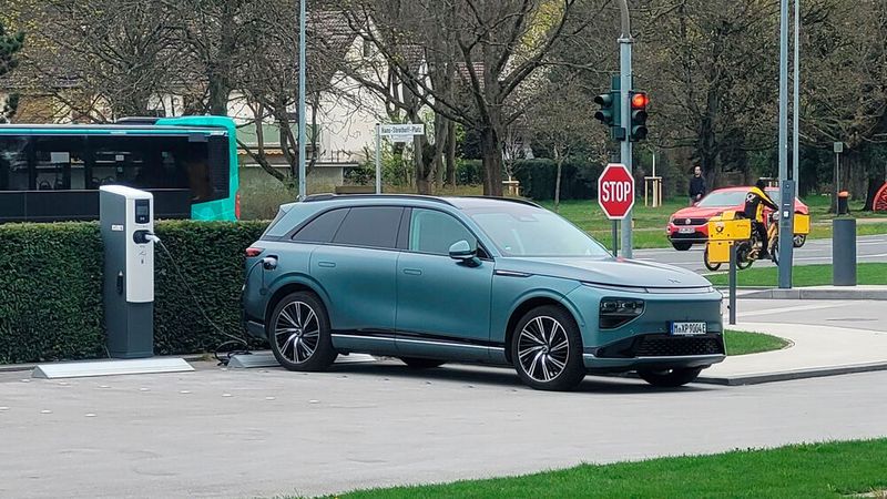 Geladen wird mit 11 kW an der Wechselstrom-Ladesäule und bis zu 300 kW am Schnelllader. (Bild: Wehner - VCG)