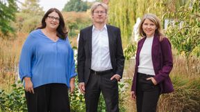Das Projektteam der IZB 2026 (von links): Nadine Schlombs, seit 1. Februar 2026 IZB Projektleitung Messe, Dr. Tim Schumacher, seit 1. September 2026 Vorstand der Wolfsburg AG, Inga Rill-Hackstein, seit 1. Februar 2026 IZB Projektleitung OEMs und Formate. (Bild: Wolfsburg AG)