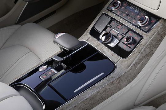 Die Mittelkonsole ist verhältnismäßig breit ausgefallen. (Archiv: Vogel Business Media)