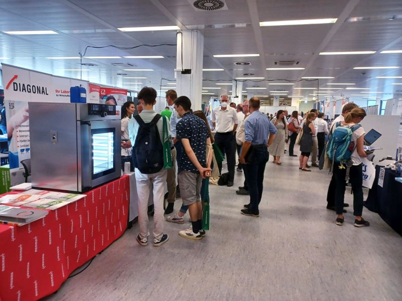 Impressionen der LAB-SUPPLY Hamburg 2022.    Mehr Infos zu den kommenden LAB-SUPPLY-Messen finden Sie auf www.lab-supply.info.  (LABORPRAXIS)