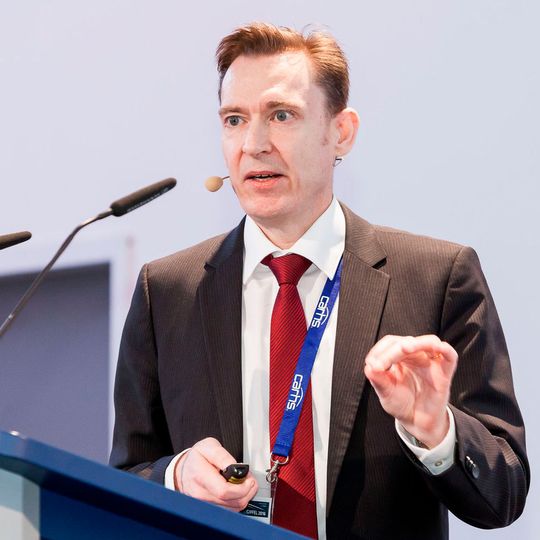 „Wir brauchen neue Wege, um schneller, effektiver und „smarter“ zu entwickeln“, führte Dr. Lars Fredriksson von Altair auf dem Leichtbau-Gipfel 2016 aus. Er beschrieb die simulationsgetriebene Entwicklung, ein Kernthema seines Unternehmens.(Foto:  Stefan Bausewein)