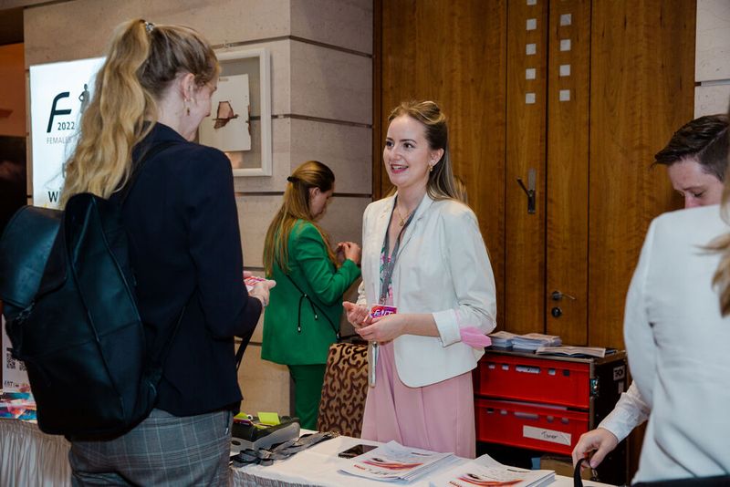 Am Check-In wurden die Teilnehmerinnen vom Team der Akademie für den Tag ausgestattet. (Bild: www.hamann.photo)