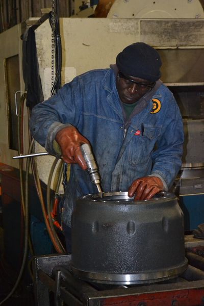 Alle Nacharbeiten an den Gussteilen erfolgen manuell – hier Nacharbeit an einem Fahrzeugteil bei Guestro in Johannesburg. (Bild: Riba)