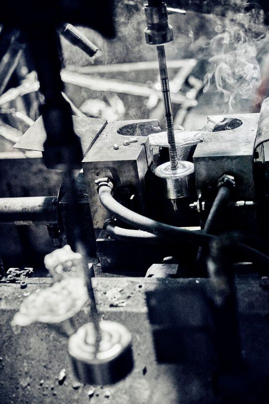 Giessen des schmelzenden Verbrauchsmaterials für den Rheocastingprozess. Giessen des schmelzenden Verbrauchsmaterials für den Rheocastingprozess.