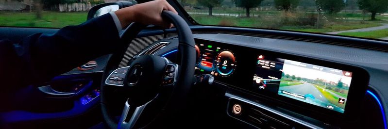 Vernetzte Fahrzeuge können Informationen aus ihrer Umgebung selbst erfassen, darunter die Straßeninfrastruktur, Daten aus anderen Fahrzeugen (soweit auch diese vernetzt sind), ja sogar von Fußgängern. (Bild:  gemeinfrei /  Pixabay)