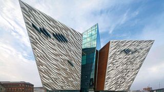Die Metallbau Früh GmbH setzt internationale Projekte im Bereich Fassadenbau um. Zu den Referenzen zählen eindrucksvolle und spektakuläre Gebäude: unter anderem das Titanic Museum in Belfast. (Bild: Metallbau Früh)