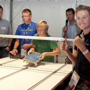 Mit dem Schülerwettbewerb "SolarMobil Deutschland" wollen der Verband der Elektrotechnik Elektronik Informationstechnik e.V. (VDE) und das Bundesministerium für Bildung und Forschung (BMBF) Kinder und Jugendliche für die Zukunftsthemen Elektromobilität und "Erneuerbare Energien" begeistern. 2014 fand das Abschlussrennen in Dortmund statt.