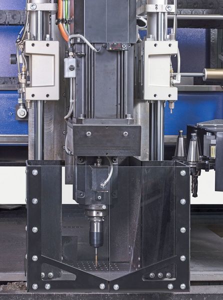 Der mitfahrende Wechsler kürzt beim Bohren die Nebenzeiten.  (Messer Cutting Systems)