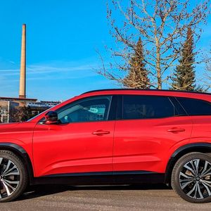 2. Das Design: Beim 2023 vorgestellten SUV-Espace steht vielmehr die Form im Mittelpunkt. Statt des raumökonomischen One-Box-Designs zeigt der Neuling eine lange Motorhaube und ein davon deutlich abgesetztes Passagierabteil. Der Radstand ist 71 Millimeter länger als beim kleineren Bruder Austral, die Gesamtlänge wuchs um 210 Millimeter.(Bild:  Rosenow – VCG)