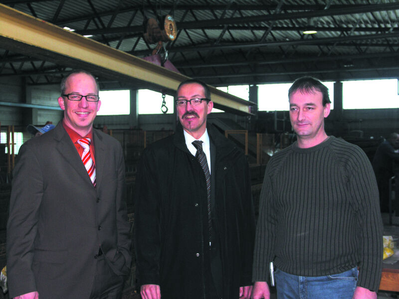 von links: Axel Schoch, Rainer Rössel (beide igus) und der technische Werksleiter von TBF, Uwe Kühnemann, im Betonwerk (Archiv: Vogel Business Media)