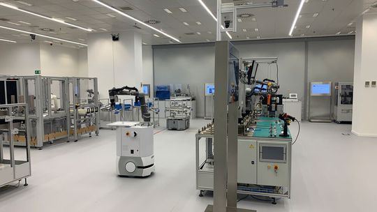 In seinem neu gestalteten Automation Center Barcelona zeigt Omron Industrial Automation, wie die Fabrik der Zukunft aussehen wird.(Bild:  Omron)