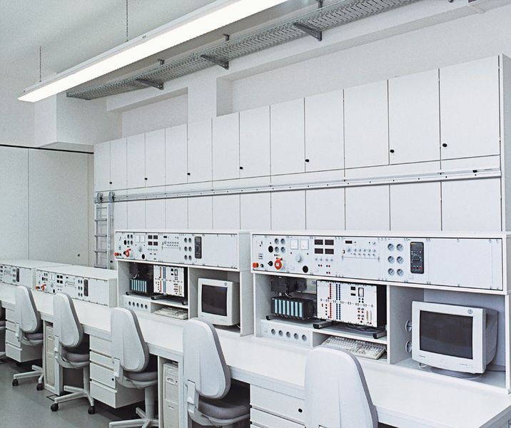 Komplette Büroeinrichtung: Neben Laborarbeitstischen entwirft und fertigt erfi auch Büroeinrichtungen. Damit wurden Unternehmen wie Heidelberger Druck oder Mercedes Benz ausgestattet. (Bild: erfi)