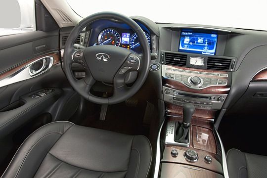 Edle Materialien machen den Infiniti M auch optisch zu einem Oberklassefahrzeug. Ab dem Frühjahr 2011 ist er auch mit Hybridantrieb verfügbar. (Archiv: Vogel Business Media)