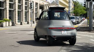 Der Microlino bei seiner Ausfahrt: Sorgt für Aufmerksamkeit. (Bild: Micro Mobility Systems)