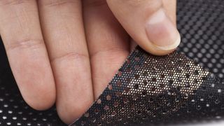 Hauchdünn: Die Lofec-Flächenheizung ais PET-Folie und Carbonfasern ist nur 0,5 mm dick und lässt sich so einfach wie eine Tapete verlegen, zum Beispiel unter dem Putz der Decke. Außerdem könne sie auch mechanisch bearbeitet werden, etwa um Steckdosenaussparungen zu schaffen. (Lofec)