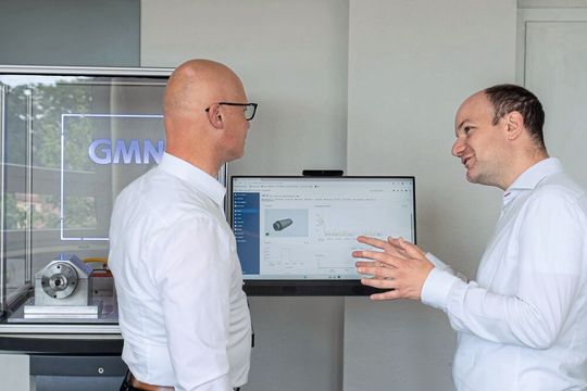 Jörg Oeder, Technischer Leiter der Geschäftseinheit Weiss Spindeltechnologie (links), und Dr. Jens Falker, Technischer Leiter GMN Paul Müller Industrie GmbH & Co. KG, am Antrieb-4.0-Demonstrator.(Bild:  GMN)