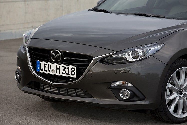 Schick, schick: Eine Schwinge in Edelstahloptik kennzeichnet die Frontansicht des Mazda 3. (Foto: Mazda)