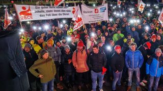 Anlässlich des Jahrestags der Bekanntmachung der Schließung des Dyneon-Werks haben sich am 20. Dezember 2023 der IGBCE zufolge 700 Demonstranten versammelt.  (Bild: IGBCE / picture alliance / HRSchulz)