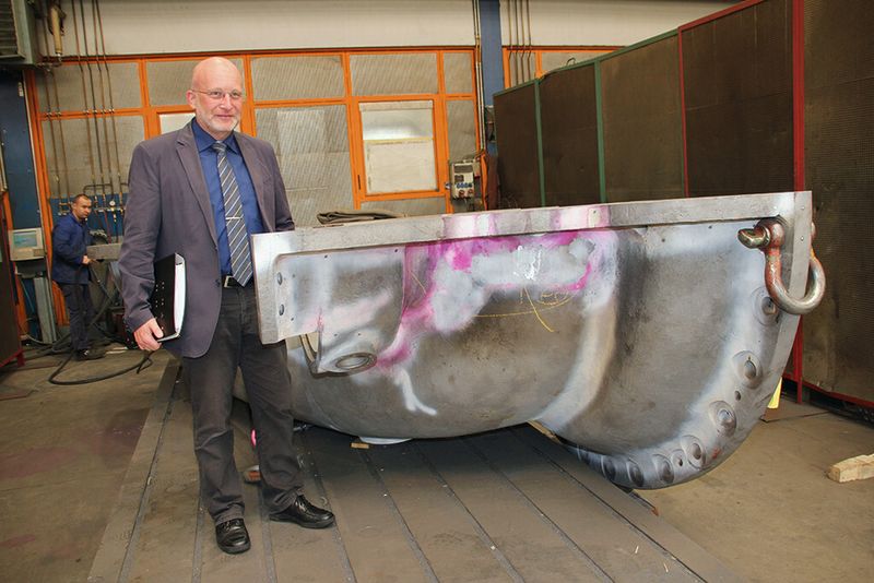 Dr.-Ing. Thomas Beck vor einem Pumpensaugkrümmer von den Schluchseewerken, der nach jahrzehntelangem Einsatz nun bei Kinkele geprüft wird. (Sonnenberg)