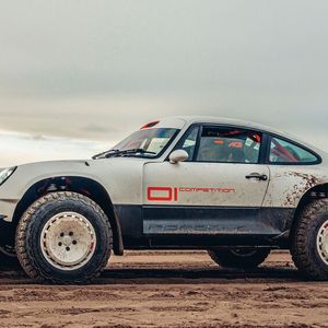 Der Singer 911 ACS weckt Erinnerungen an die Rallye-Fahrzeuge, die Porsche in den 1980er-Jahren eingesetzt hat.(Bild:  Singer Vehicle Design)