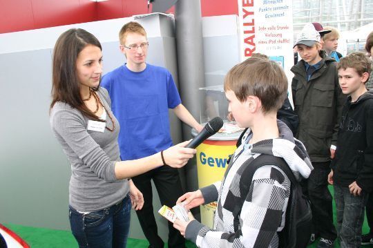 Sie gratuliert den glücklichen Siegern, die bei der Standrallye einen iPod gewonnen haben. (Archiv: Vogel Business Media)