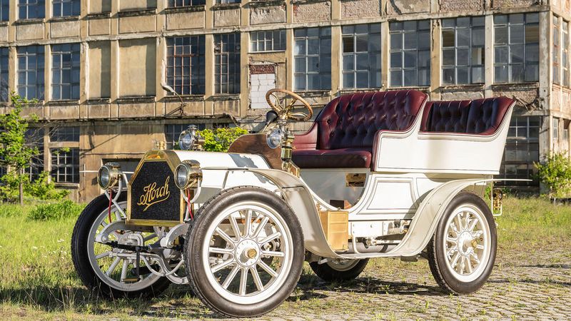 Anders als das inzwischen reichlich marode Horch-Werk erstrahlt der Nachbau des Horch 14-17 PS Tonneau im frischen Glanz. Von den einst gut 50 gebauten Exemplare hat leider keines die Zeit überdauert. Über 90 Firmen, die meisten aus Sachsen, haben an der Replik mitgearbeitet.(Bild:  ©Stefan Warter)