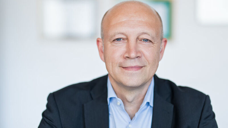 Andreas Kuhlmann, Vorsitzender der Dena-Geschäftsführung, sieht die CO2-Bepreisung  als entscheidendes Instrument in der deutschen und internationalen Klimapolitik. (Dena)