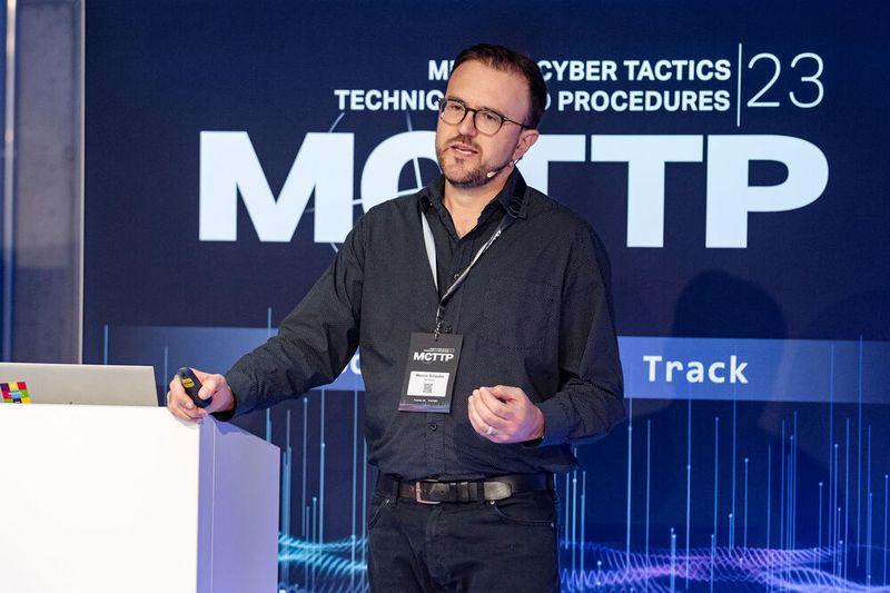 Marcus Schauber, Agility Master bei DB Systel, zeigte auf, wie die digitale Transformation in einem Großunternehmen funktionieren kann und welche Learnings gezogen wurden. (Bild: Vogel IT-Akademie)