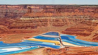 Im Verarbeitungsprozess werden an den unterschiedlichsten Stellen Siebmaschinen benötigt, angefangen bei der Gewinnung von Kalium aus den Minen (wie hier im Bild) bis später im Prozess, wenn es eine feinere Trennung benötigt wird. (Bild: Rhewum)