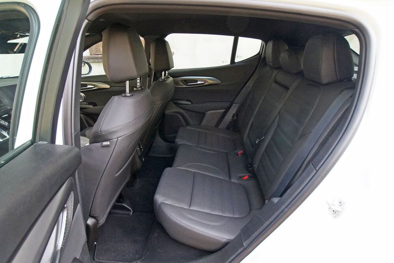 Platz gibt es reichlich, trotz der leicht abfallenden Dachlinie ist die Kopffreiheit im Fond erstaunlich gut. (Bild: Autoren-Union Mobiliät/Matthias Knödler)