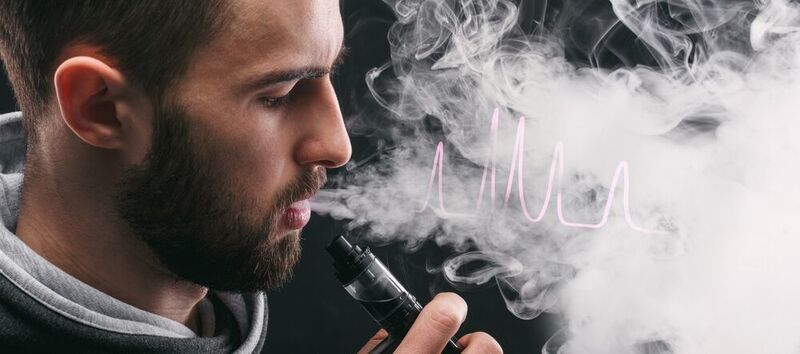 Abb. 1: Konsumten von E-Zigaretten inhalieren ein Aerosol, das von einer aromatisierten Flüssigkeit (Liquid) herrührt, die elektrisch verdampft wird. (©Prostock-studio - stock.adobe.com)